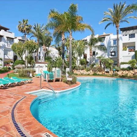 Exceptional Beachfront Complex With Pool In Costalita, Estepona Buitenkant foto