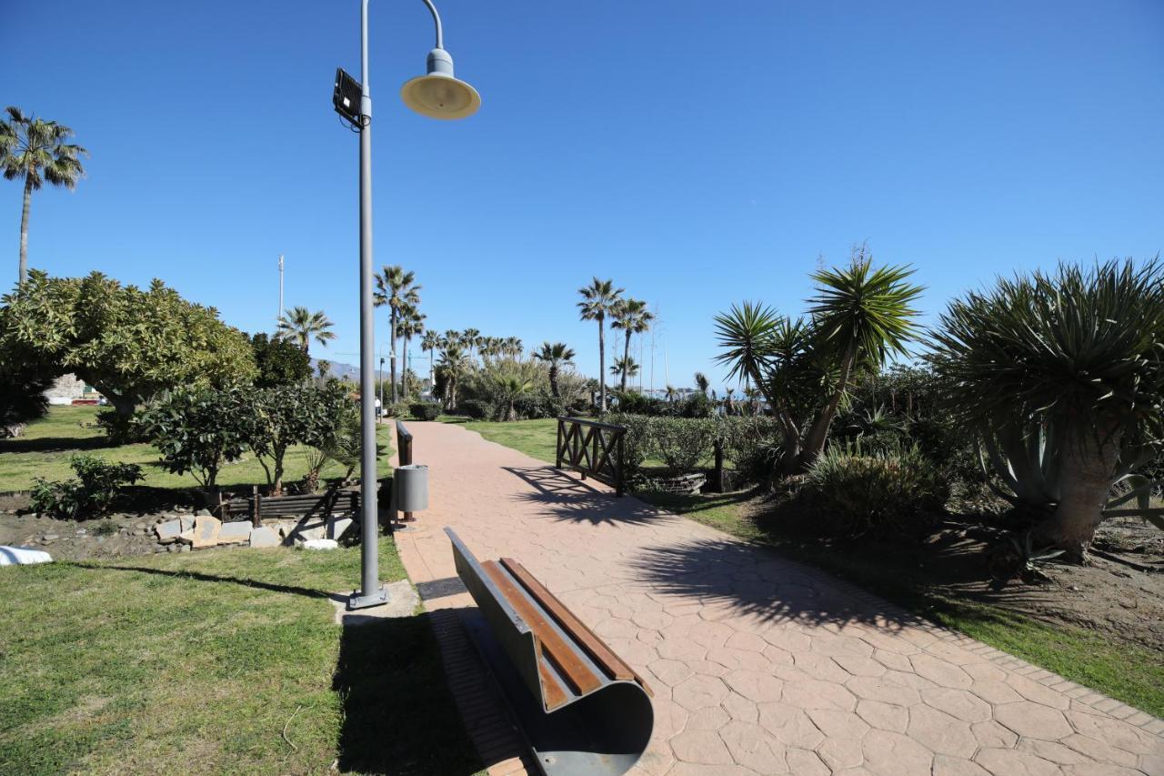Exceptional Beachfront Complex With Pool In Costalita, Estepona Buitenkant foto