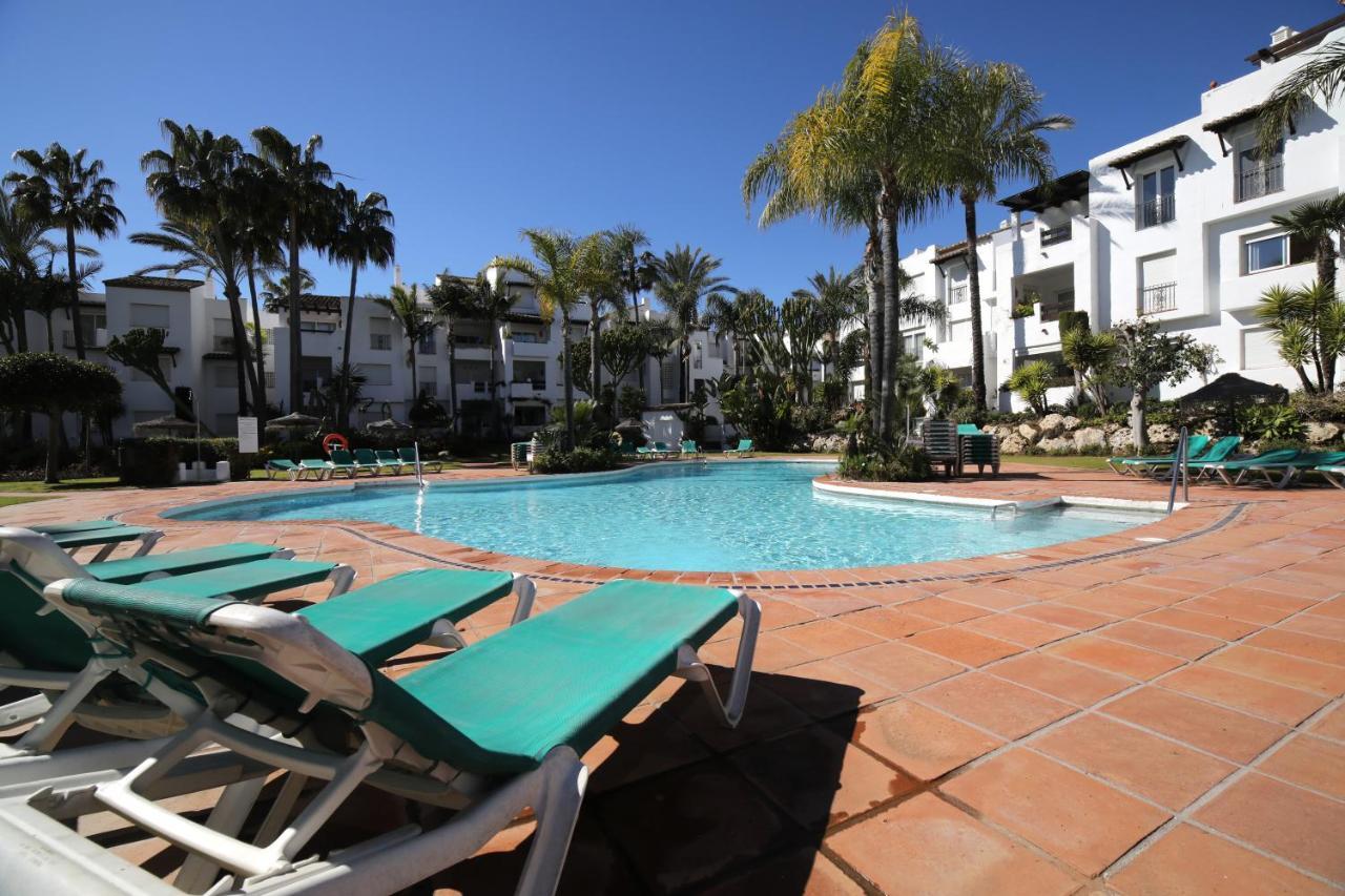 Exceptional Beachfront Complex With Pool In Costalita, Estepona Buitenkant foto
