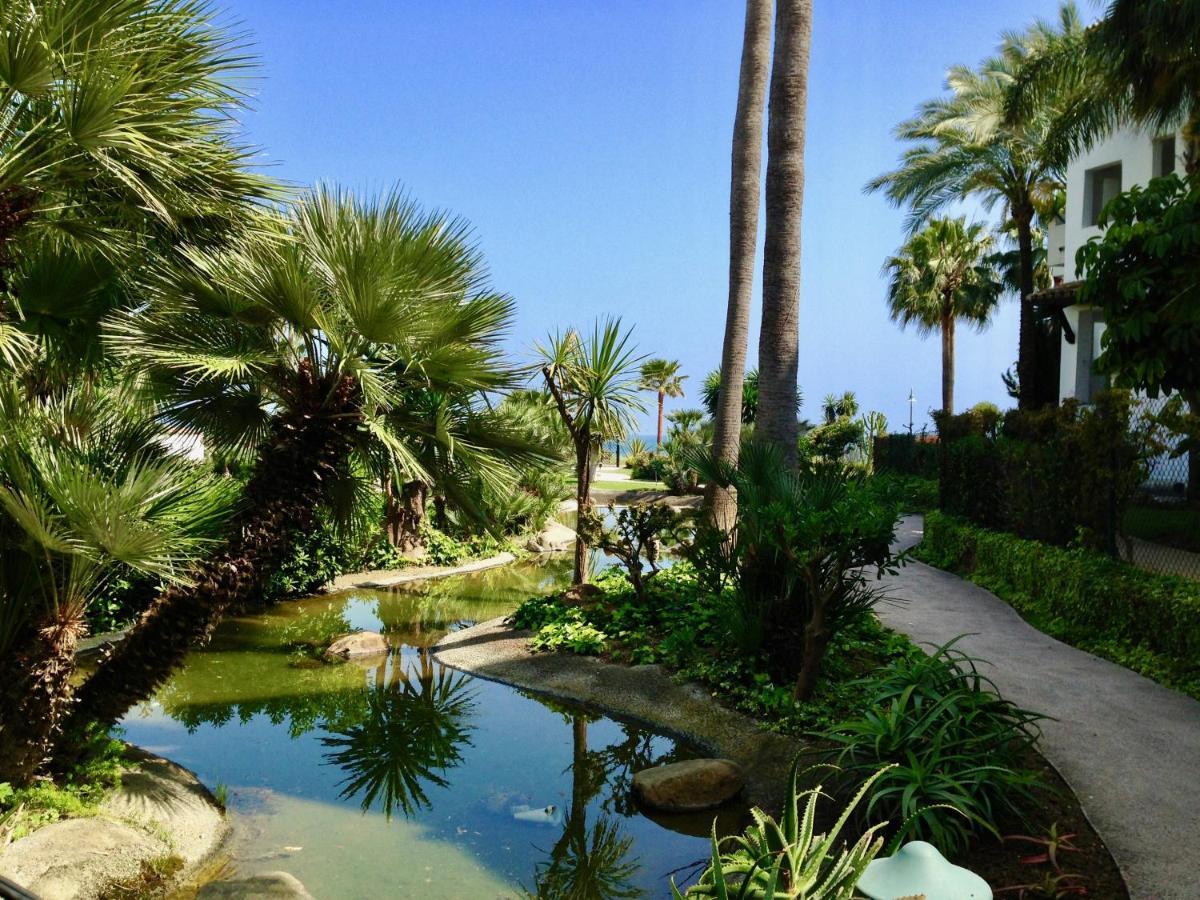 Exceptional Beachfront Complex With Pool In Costalita, Estepona Buitenkant foto