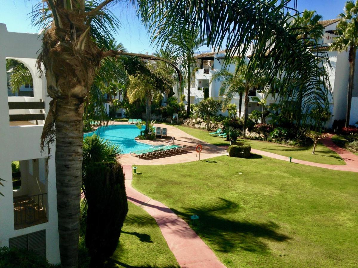 Exceptional Beachfront Complex With Pool In Costalita, Estepona Buitenkant foto