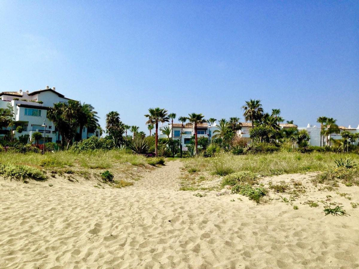 Exceptional Beachfront Complex With Pool In Costalita, Estepona Buitenkant foto