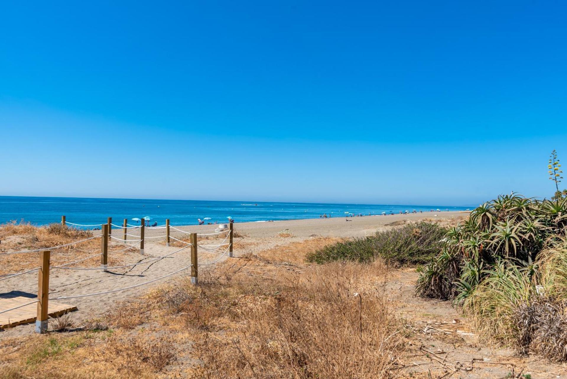 Exceptional Beachfront Complex With Pool In Costalita, Estepona Buitenkant foto